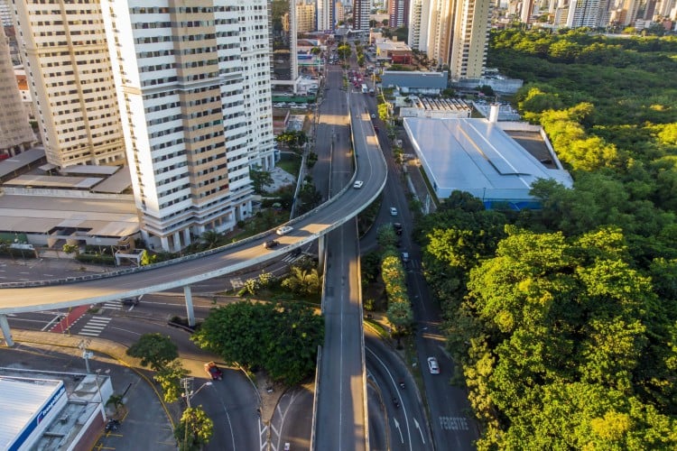 Imagem de apoio ilustrativo: viaduto no cruzamento entre as avenidas Engenheiro Santana Júnior e Antônio Sales