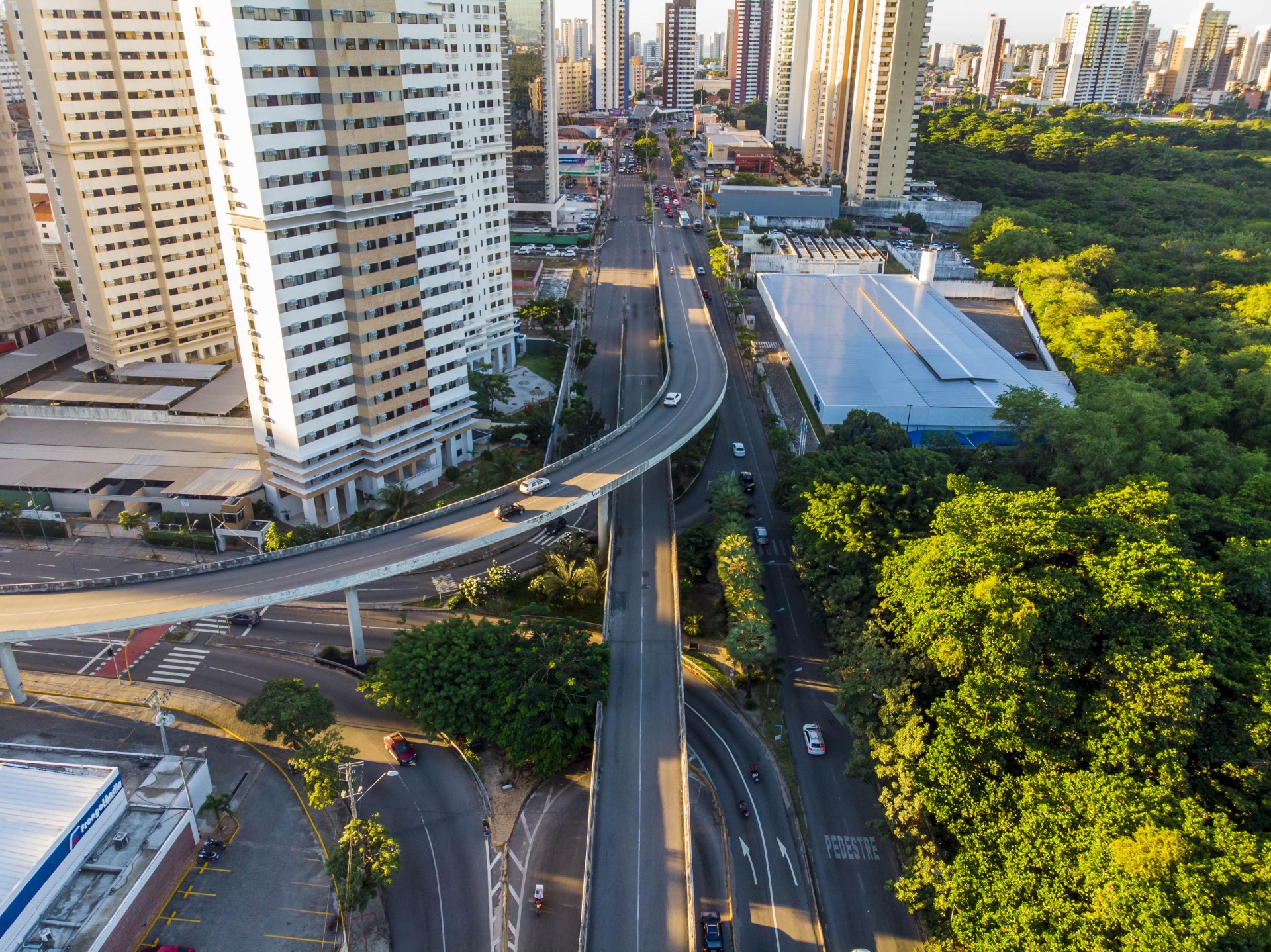 ￼Viaduto das avenidas Antônio Sales e Engenheiro Santana Júnior foi alvo de polêmica na época da construção (Foto: FCO FONTENELE)