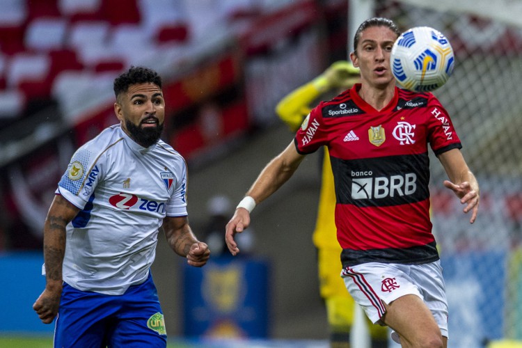 Atacante Romarinho marca lateral-esquerdo Filipe Luís no jogo Flamengo x Fortaleza, no Maracanã, pela Série A