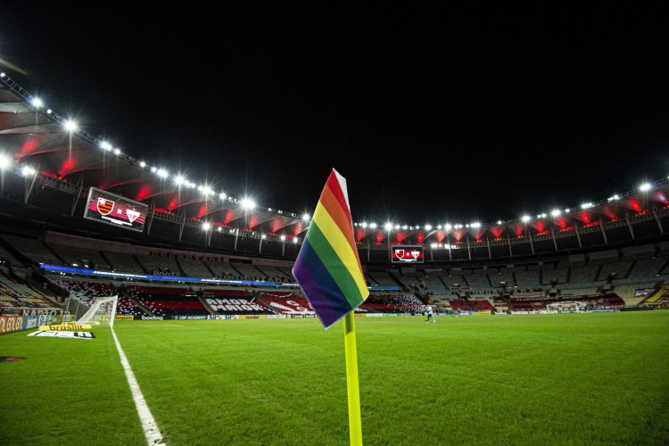 Bandeira do orgulho LGBTQIAP  no gramado do Maracanã