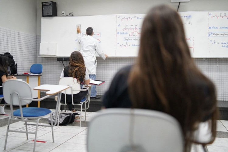 Pandemia faz aumentar número de alunos que podem abandonar estudos