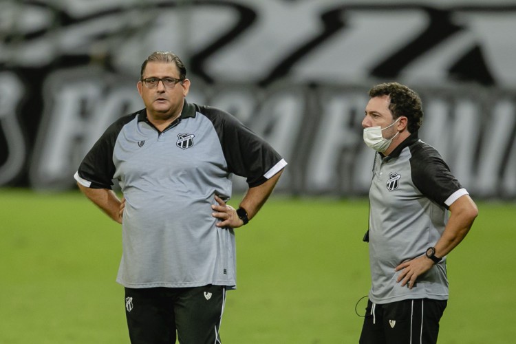 Guto Ferreira e seu auxiliar, Alexandre Faganello, no gramado do Castelão. Ambos vão ter que corrigir os problemas do Ceará neste período sem jogos 