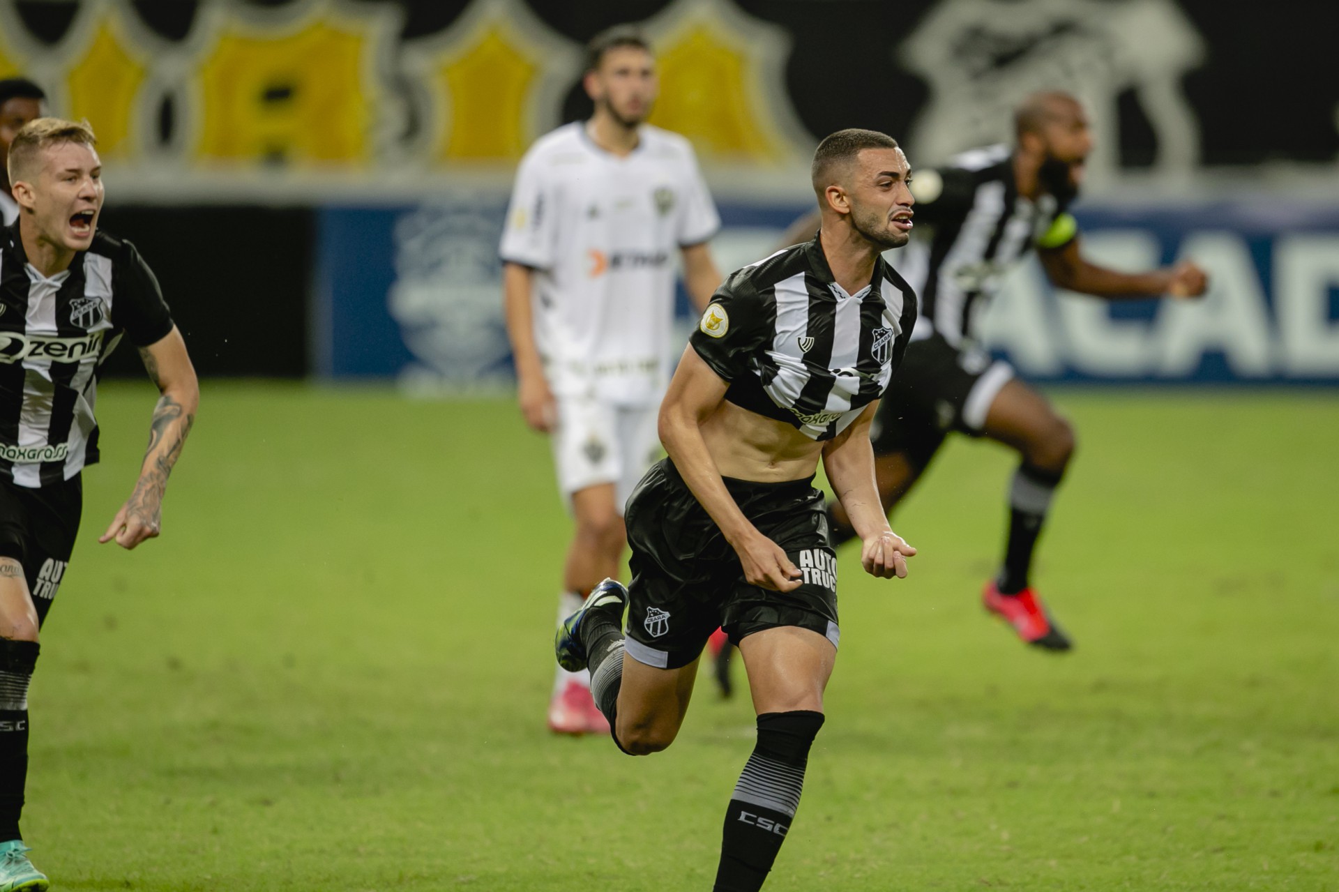 Gabriel Lacerda comemora gol que deu a vitória para o Ceará sobre o Atlético-MG no último minuto (Foto: Aurelio Alves)