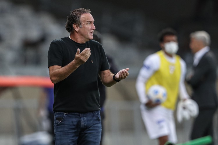 Técnico Cuca à beira do campo no jogo Atlético-MG x São Paulo, no Mineirão, pela Série A