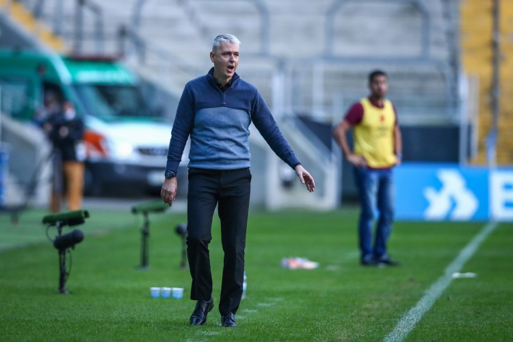 Técnico Tiago Nunes à beira do campo no jogo Grêmio x Athletico-PR, na Arena do Grêmio, pela Série A