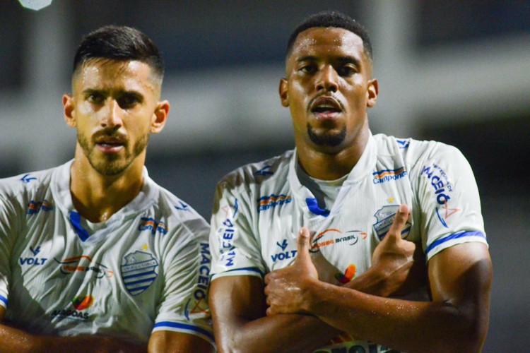 Iury decidiu com dois gols para dar a vitória ao CSA sobre o Cruzeiro