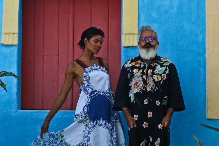 Ronaldo Fraga e um dos looks da coleção Terra de Gigantes (Foto: Divulgação)