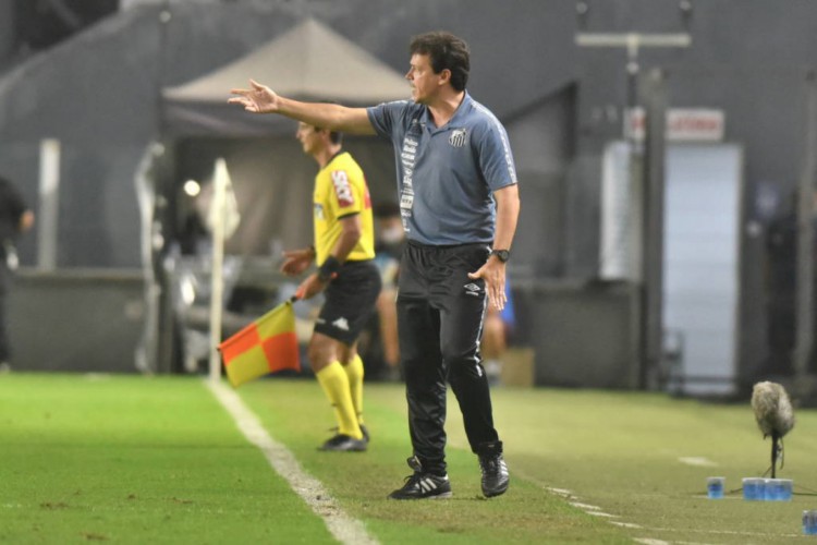 Diniz e Tchê Tchê conversam após a vitória do Santos contra Atlético-MG