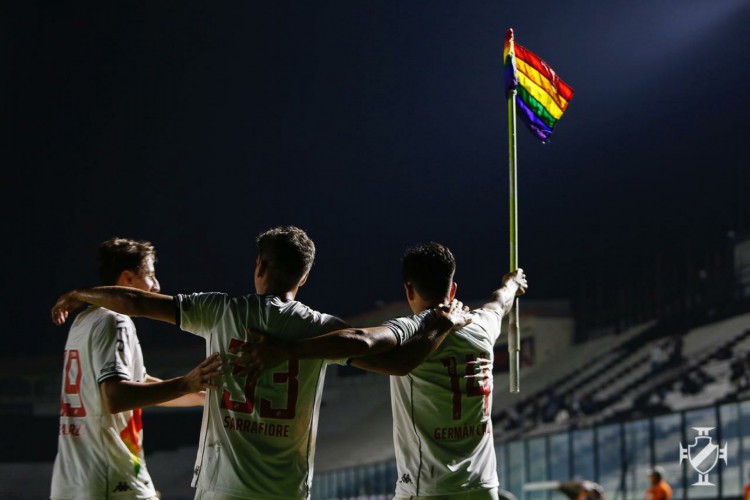 Germán Cano levanta a bandeira que faz alusão ao movimento LGBTQIA+ após marcar o gol do Vasco contra o Brusque