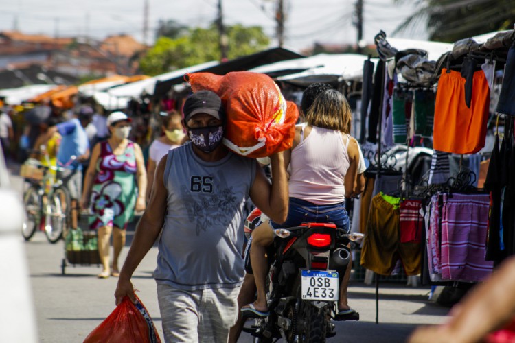 As feiras de rua foram liberadas de acordo com o novo decreto do Governo do Estado. Na foto, feira do Henrique Jorge durante a manhã desta segunda-feira, 28