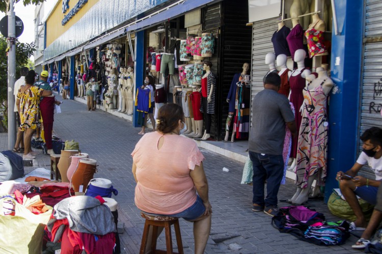 As feiras de rua foram liberadas de acordo com o novo decreto do Governo do Estado. Na foto, feira da José Avelino durante a manhã desta segunda-feira, 28