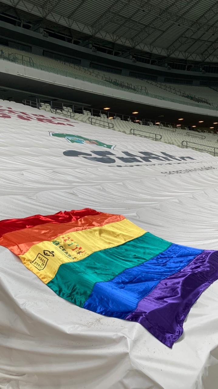 Mês do Orgulho: bandeira LGBT+ no Castelão no domingo, 27, equipamento da Secretaria do Esporte e Juventude do Ceará (Sejuv)  (Foto: Divulgação/Sílvio Jr)