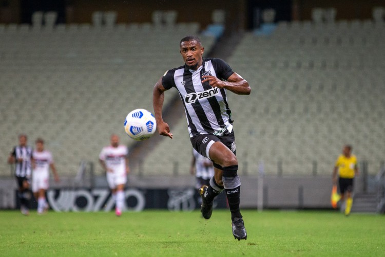 Atacante Saulo Mineiro com a bola no jogo Ceará x São Paulo, na Arena Castelão, pelo Campeonato Brasileiro Série A