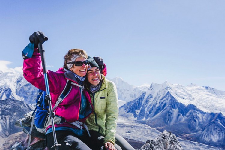 Após ser curada de câncer, alpinista tenta escalar Everest com a mãe de 61 anos