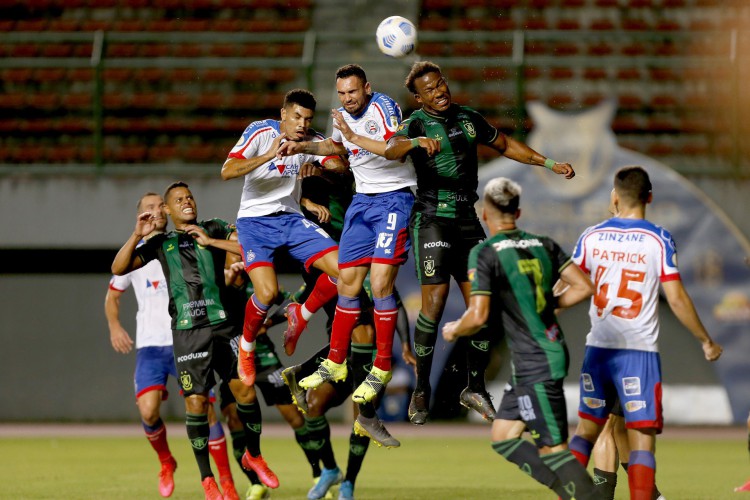 Jogadores disputam bola em lance aéreo no jogo Bahia x América-MG, em Pituaçu, pela Série A