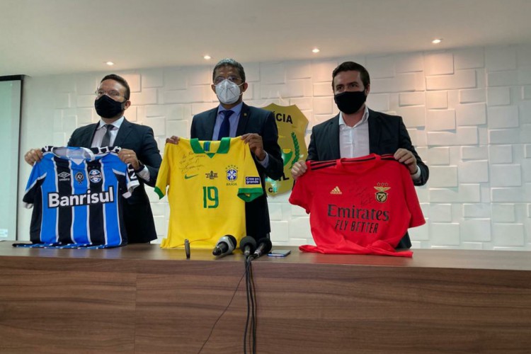 Delegados responsáveis pelo caso expões as camisas recuperadas de Everton Cebolinha