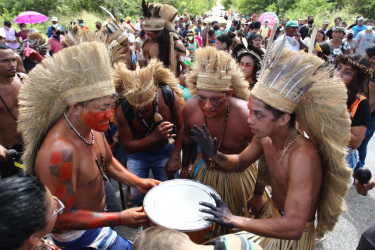 índios Tapeba em manifestação na BR 222 no dia 30 de junho deste ano