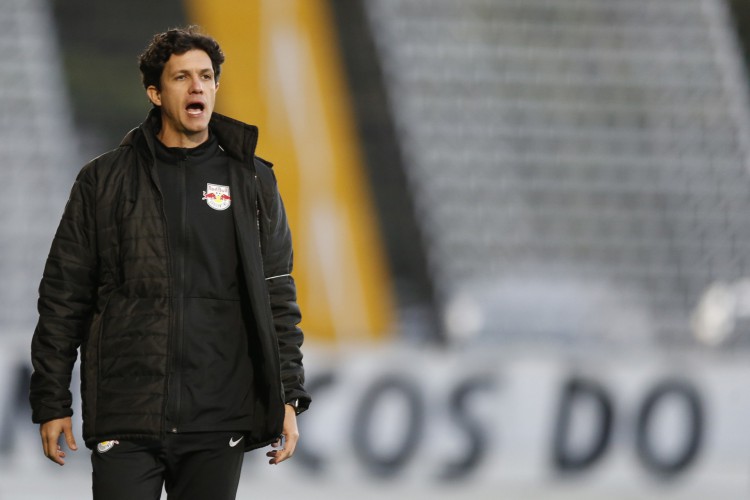 Técnico Maurício Barbieri à beira do campo no jogo Bragantino x Ceará, no estádio Nabi Abi Chedid, pelo Campeonato Brasileiro Série A 