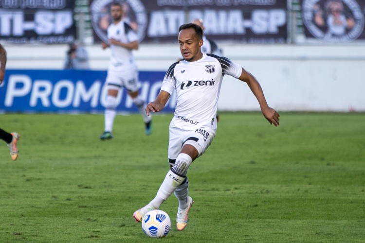 Lateral-esquerdo Bruno Pacheco com a bola no jogo Bragantino x Ceará, no estádio Nabi Abi Chedid, pelo Campeonato Brasileiro Série A