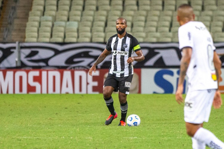 Zagueiro Messias com a bola no jogo Ceará x Atlético-MG, na Arena Castelão, pelo Campeonato Brasileiro Série A