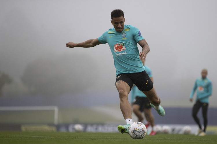 Lateral-direito Danilo em treino da seleção brasileira na Granja Comary, em Teresópolis