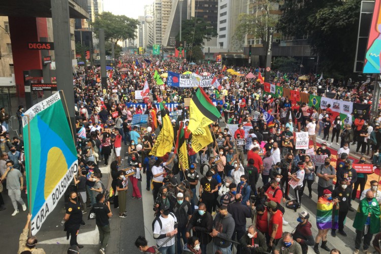 Atos contra Bolsonaro do próximo sábado, dia 2, irão usar hino nacional e cores da bandeira