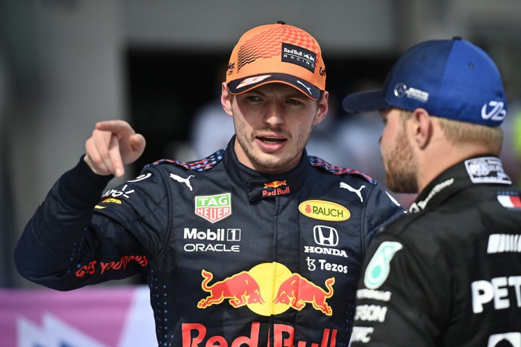 O piloto holandês da Red Bull, Max Verstappen (L), fala com o piloto finlandês da Mercedes, Valtteri Bottas, após o Grande Prêmio da Áustria de Fórmula 1 na pista de corrida Red Bull Ring em Spielberg, Áustria, em 4 de julho de 2021