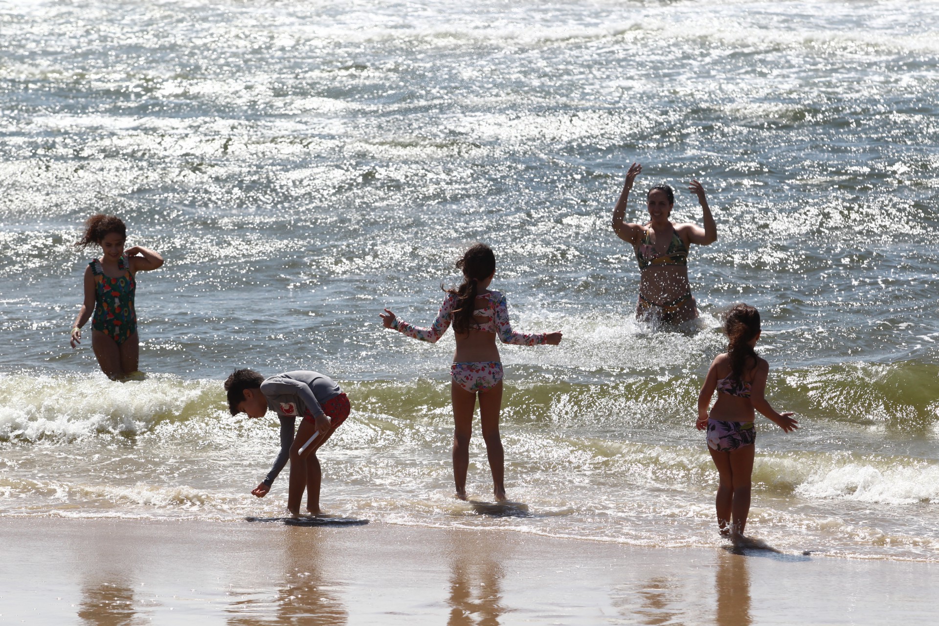 ￼MESMO AO AR LIVRE, na praia é importante manter o distanciamento (Foto: FABIO LIMA)