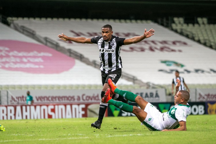 Atacante Saulo Mineiro comemora gol no jogo Ceará x Juventude, na Arena Castelão, pelo Campeonato Brasileiro Série A