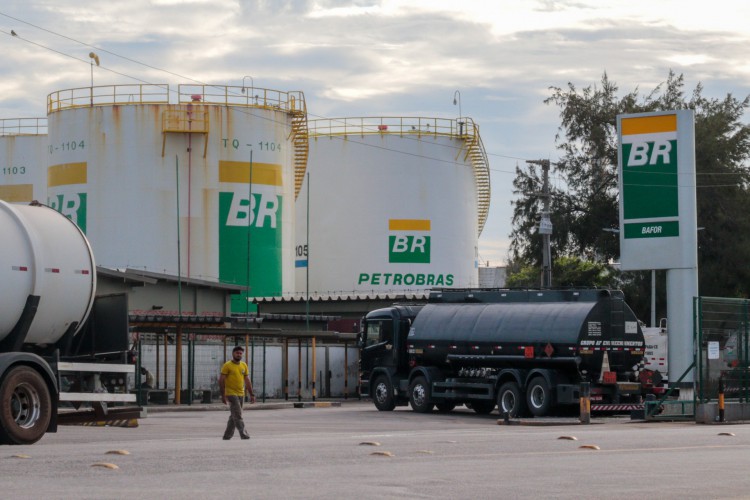 Petrobras anuncia corte na gasolina de aviação 