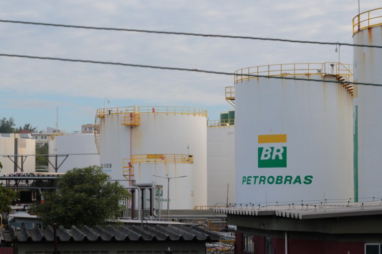 FORTALEZA, CE, 06-07-2021: .Materia sobre o impacto dos aumentos da Petrobras no bolso do consumidor e discussao de quem pesa sobre o aumento dos combustiveis. As fotos destacam a Petrobras no Mucuripe.(BARBARA MOIRA/ O POVO)