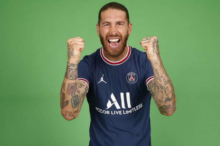 Zagueiro espanhol Sergio Ramos assinou contrato com o PSG até junho de 2023