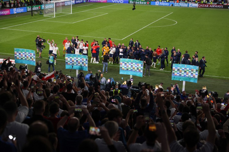 Torcida da Inglaterra comemora classificação à final da Eurocopa