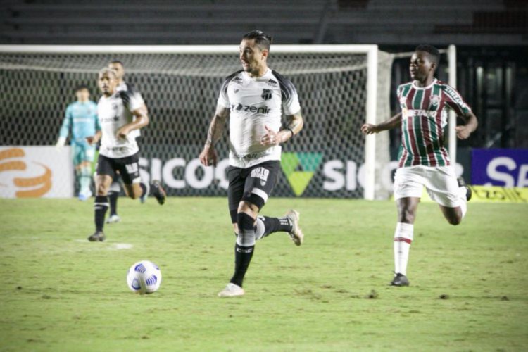 Vina conduz a bola na partida entre Ceará e Fluminense