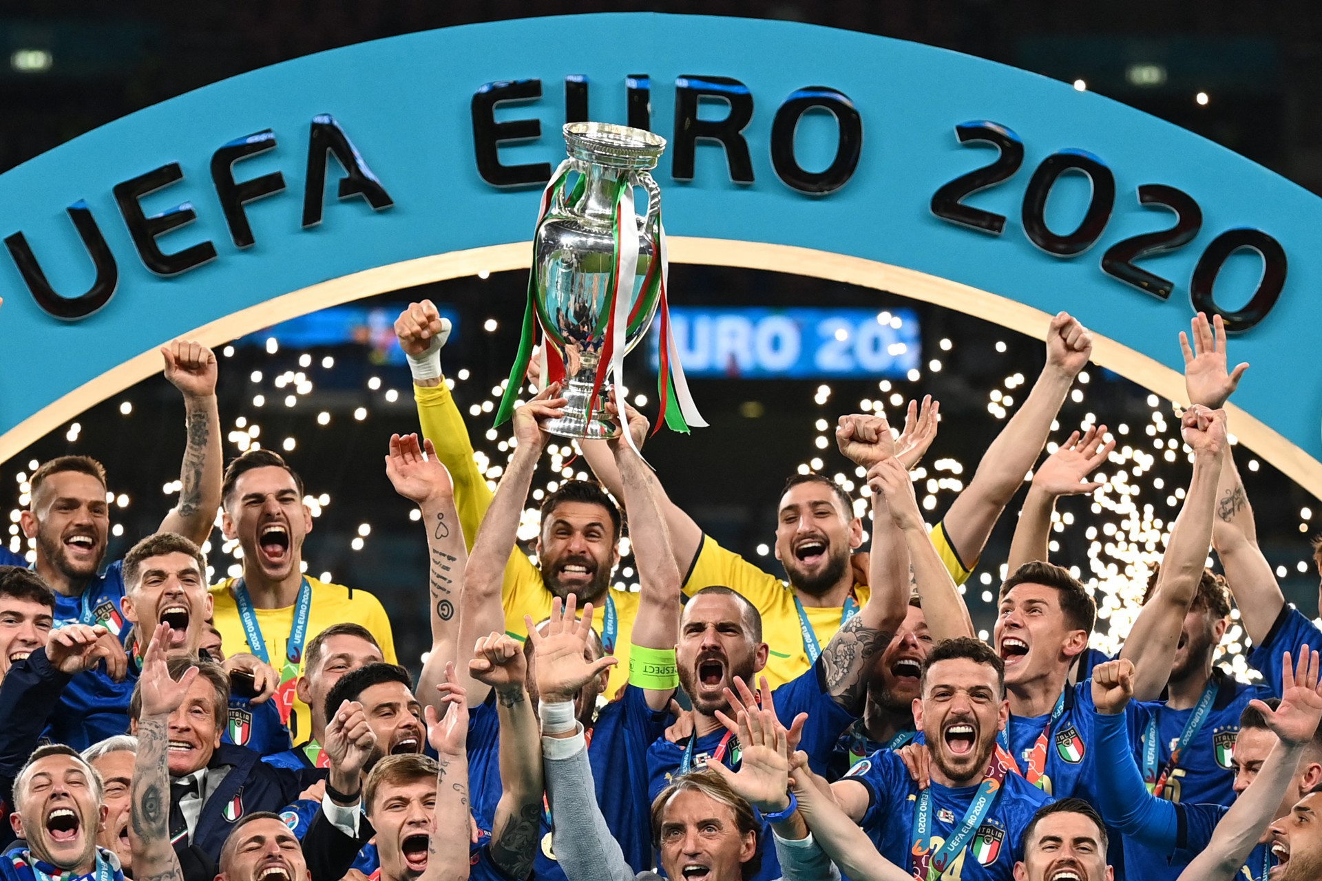 O zagueiro italiano Giorgio Chiellini ergue o troféu do da Eurocopa 2020 (Foto: Michael Regan / POOL / AFP)