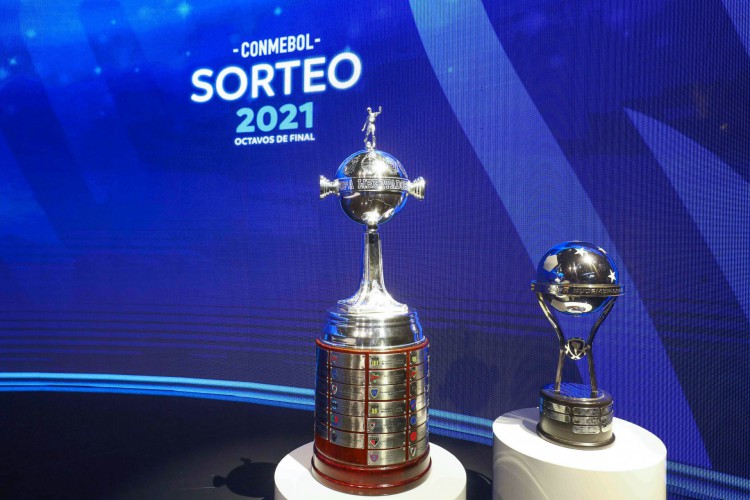 Taças da Copa Libertadores e da Copa Sul-Americana 2021 na sede da Conmebol, no Paraguai