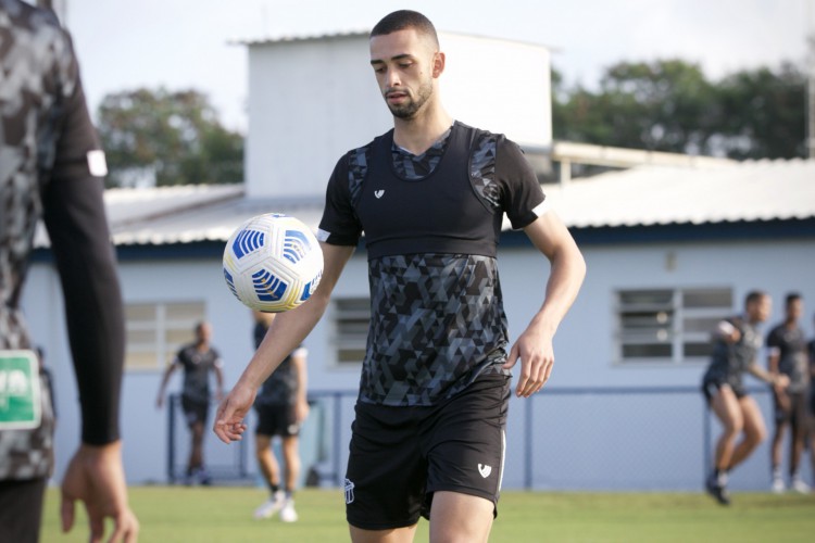 Zagueiro Gabriel Lacerda em treino do Ceará no Clube da Aeronáutica, no Rio de Janeiro