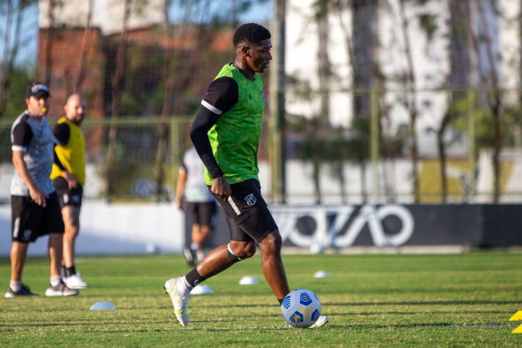 Atacante Yony González com a bola em treino do Ceará no estádio Carlos de Alencar Pinto, em Porangabuçu