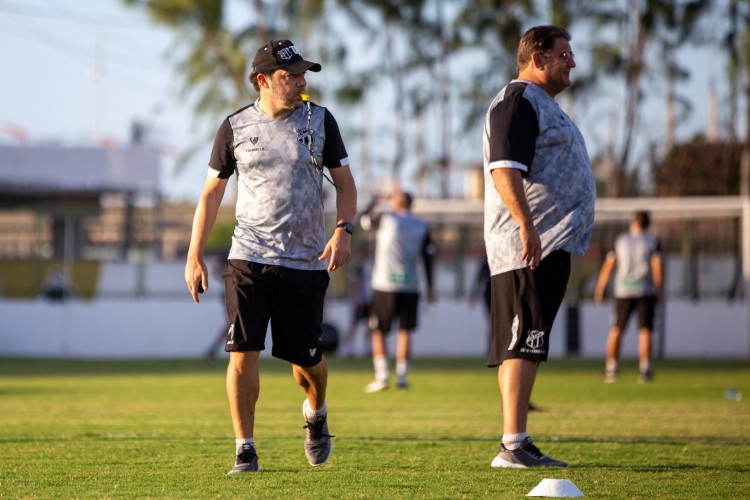 Auxiliar técnico Alexandre Faganello e técnico Guto Ferreira em treino do Ceará no estádio Carlos de Alencar Pinto, em Porangabuçu