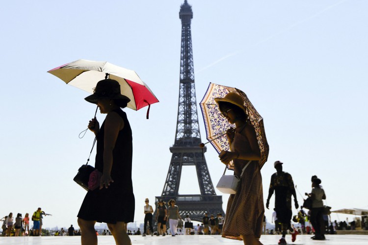  Nesta foto de arquivo tirada em 03 de agosto de 2018, os turistas  caminham na Esplanade du Trocadero em frente à Torre Eiffel em Paris