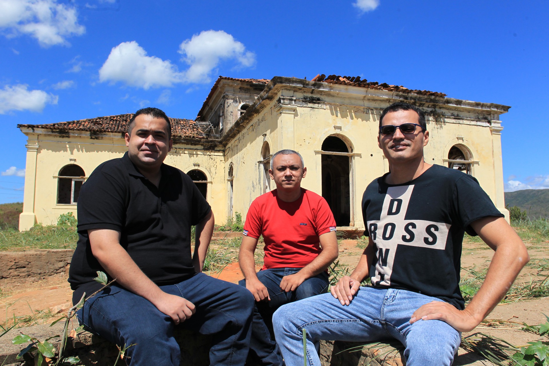 ￼Da esquerda para a direita, Leiwilson Silva, Leonardo Alves e Marcos Fábio Oliveira, autores do livro sobre Casarão de Água Verde (Foto: FABIO LIMA)