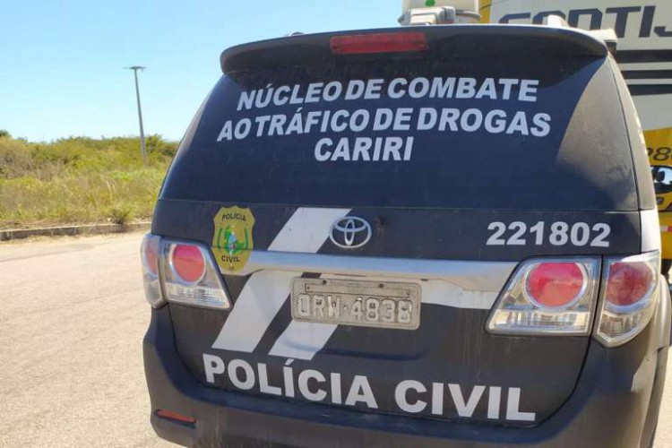 Os Policiais Civis encontraram, com ajuda do cão farejador, aproximadamente quatro quilos de maconha e um quilo de cocaína na bolsa que a mulher carregava.