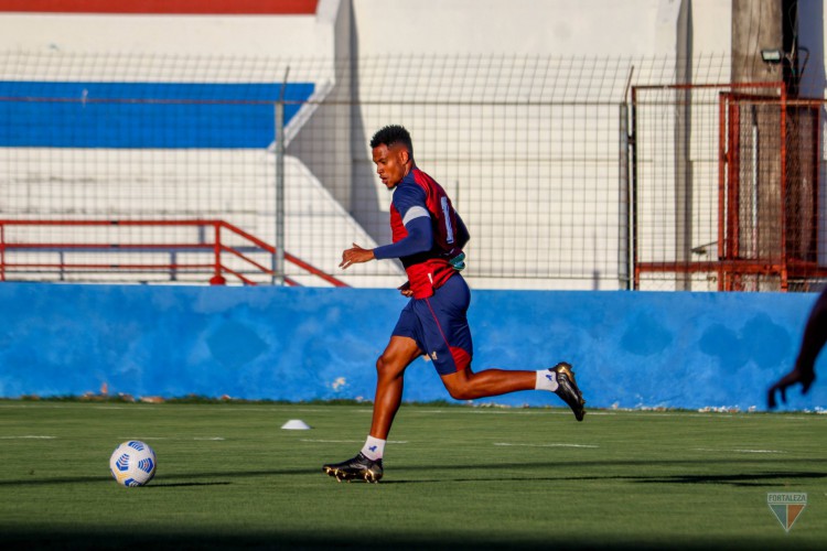 Volante Matheus Jussa com a bola em treino do Fortaleza no Centro de Excelência Alcides Santos, no Pici