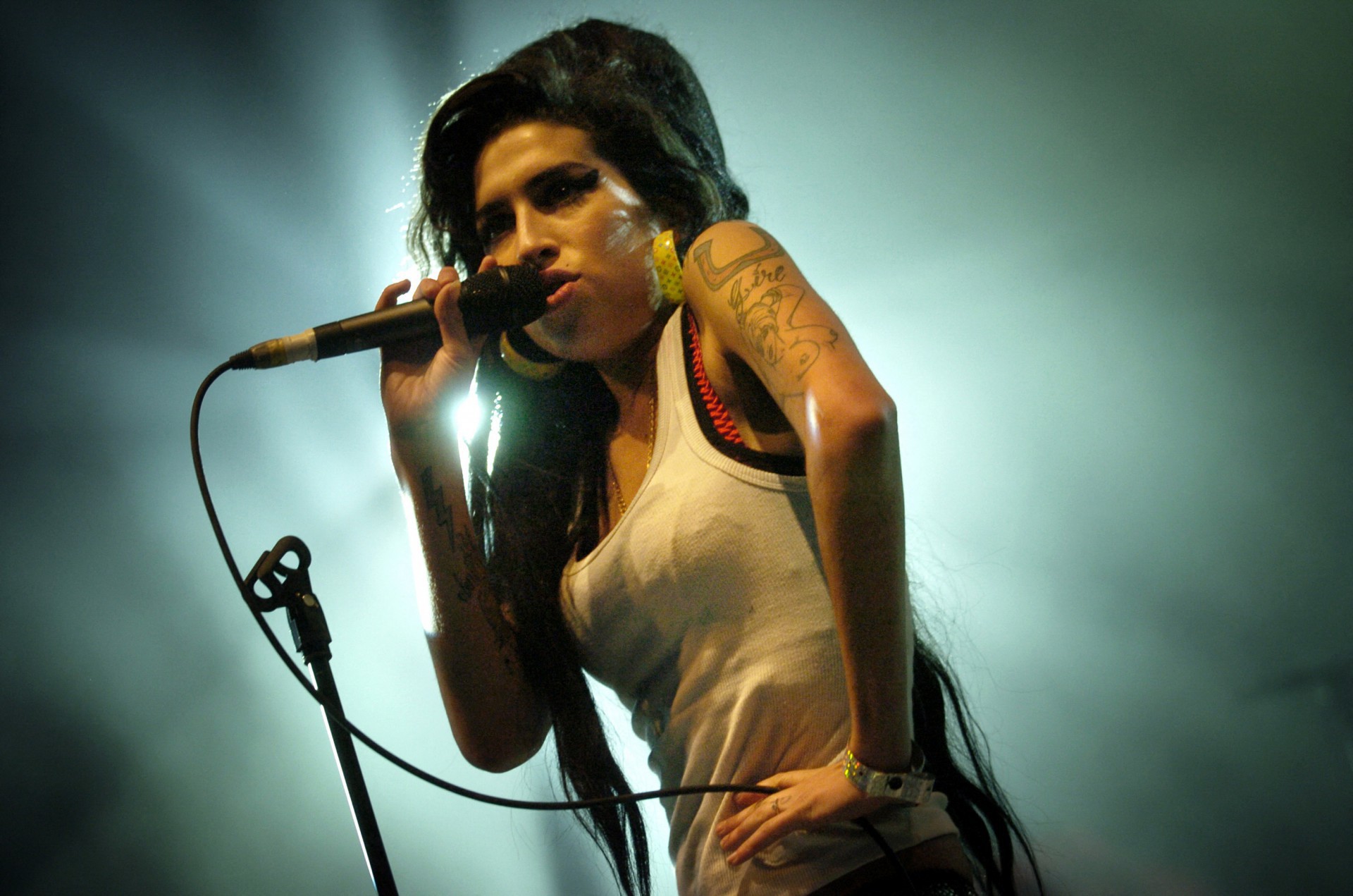 Amy Winehouse completaria 38 anos hoje, 14 de setembro. Na foto de 29 de junho de 2007, a cantora britânica se apresenta no palco durante o Eurockeennes Music Festival em Belfort (Foto: Jeff PACHOUD / AFP)