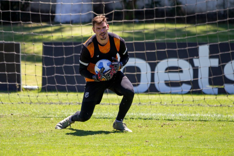 Goleiro João Ricardo com a bola em treino do Ceará na Cidade Vozão, em Itaitinga