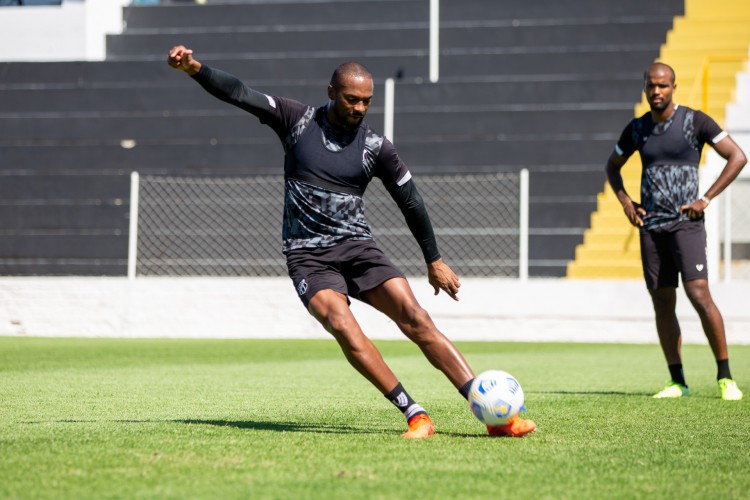 Zagueiro Luiz Otávio com a bola em treino do Ceará na Cidade Vozão, em Itaitinga