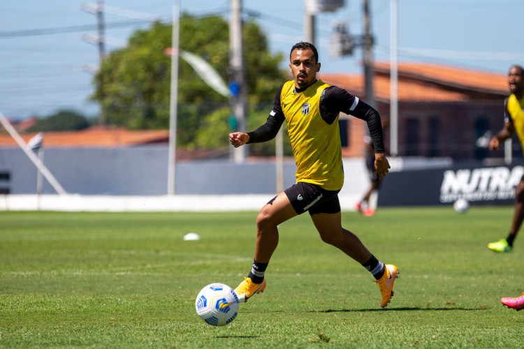 Meia Lima com a bola em treino do Ceará na Cidade Vozão, em Itaitinga