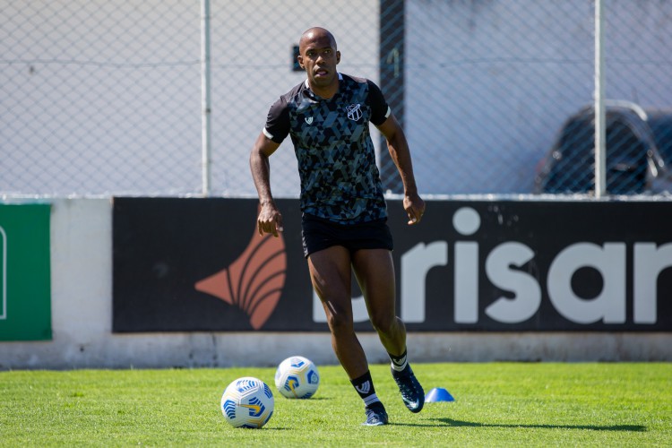 Volante Fabinho com a bola em treino do Ceará na Cidade Vozão, em Itaitinga