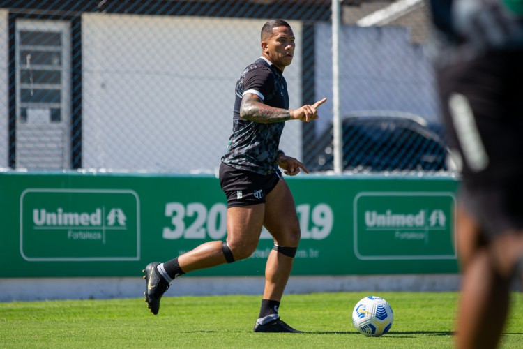 Atacante Jael com a bola em treino do Ceará na Cidade Vozão, em Itaitinga