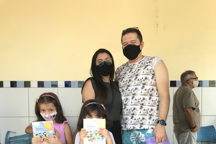 A família da dona de casa Anise Rafaelle recebeu as vacinas na UAPS Rigoberto Romero, neste sábado, 24